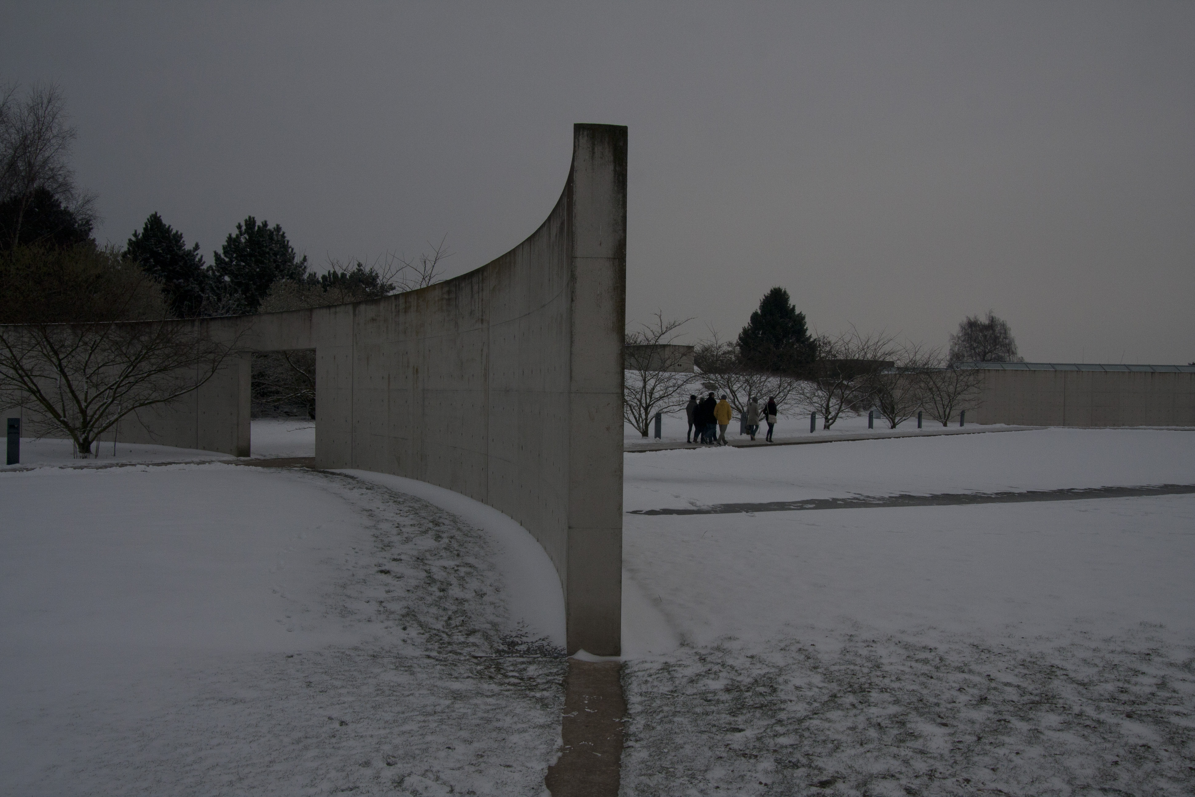 Blick über den verschneiten Eingangsbereich der Langen Foundation von Tadao Ando